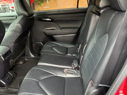 Used 2023 Toyota Highlander XLE AWD/4WD image 12