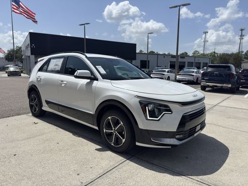 New 2025 Kia Niro SX image 2