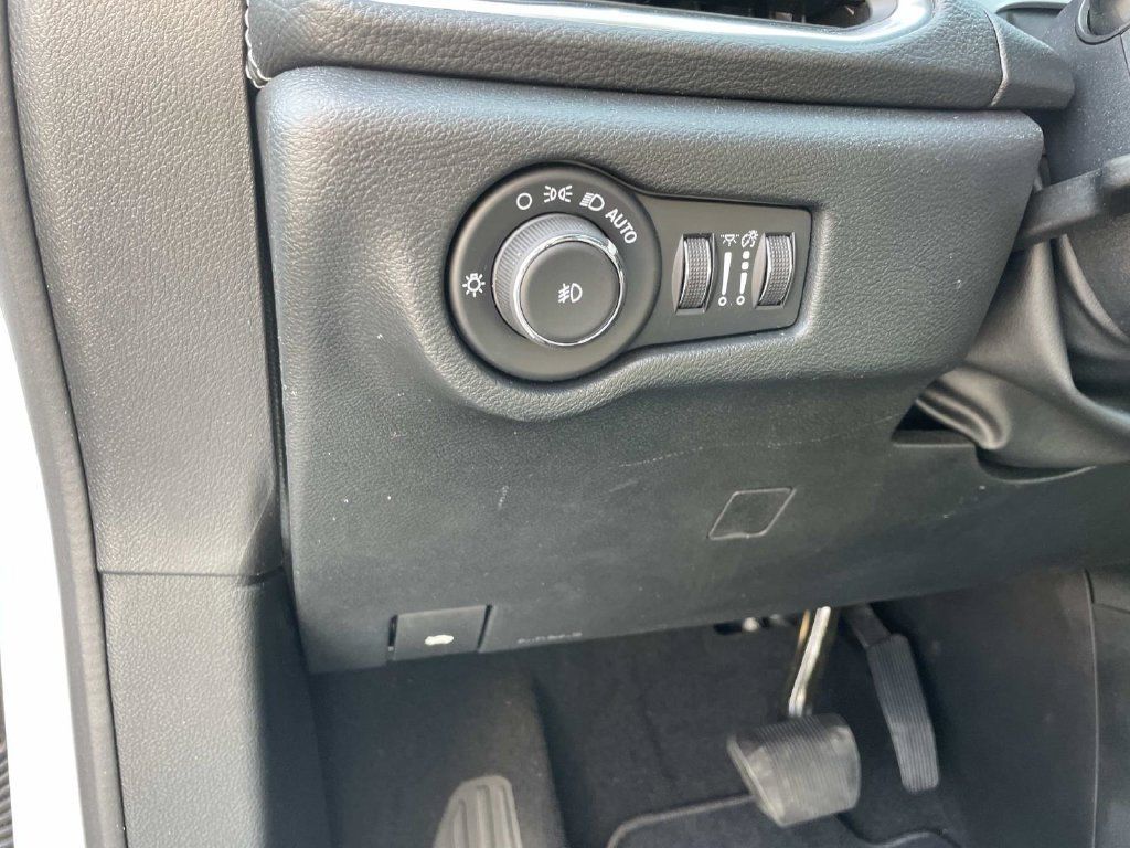 Used 2025 Chrysler Pacifica Limited FWD image 42