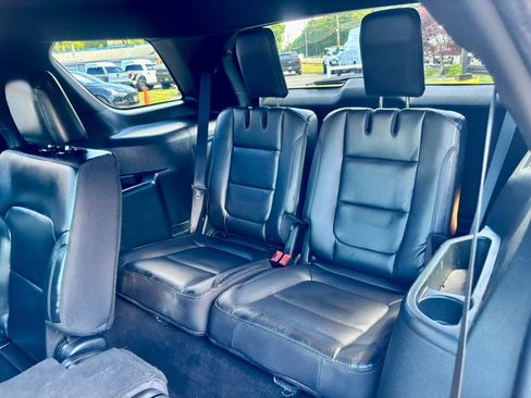 Used 2019 Ford Explorer XLT w/ Equipment Group 202A AWD/4WD image 17
