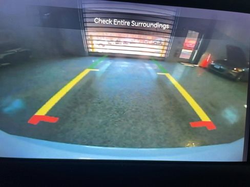 Used 2023 Chrysler Voyager LX image 8