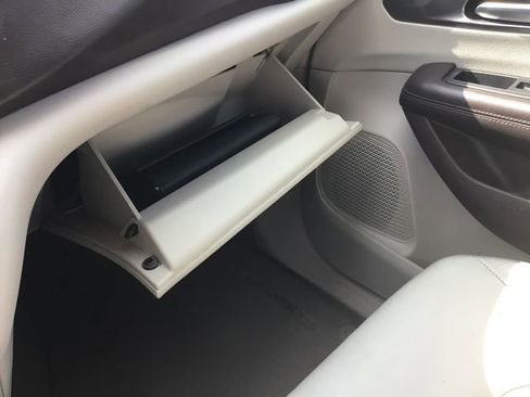 Used 2017 Chrysler Pacifica Touring-L FWD image 37