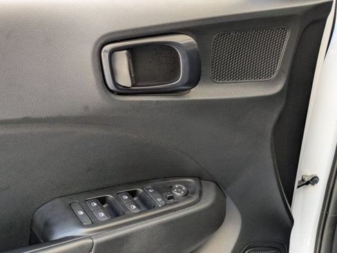 Used 2025 Hyundai Venue Limited FWD image 13