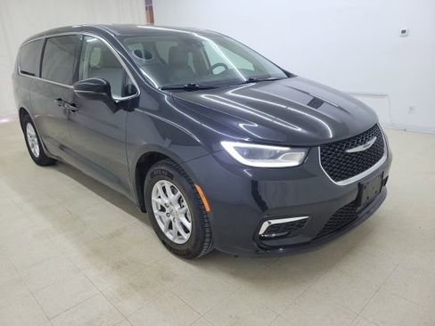 Used 2023 Chrysler Pacifica Touring-L image 3