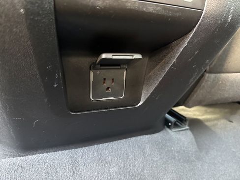 Used 2024 GMC Yukon SLT image 42