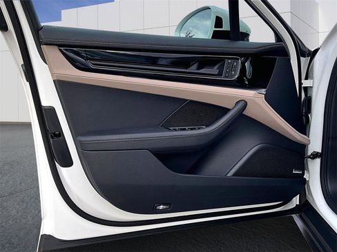 Used 2025 Porsche Panamera 4 image 19