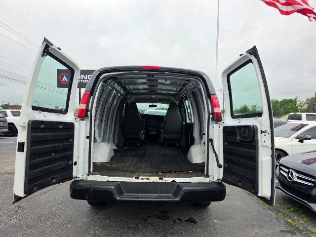 Used 2017 Chevrolet Express 2500 RWD image 32