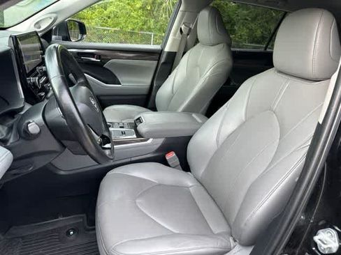 Used 2023 Toyota Highlander Limited AWD/4WD image 3