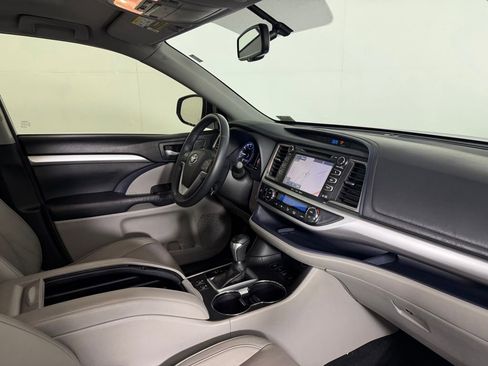 Used 2016 Toyota Highlander XLE AWD/4WD image 29