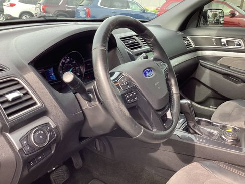 Used 2017 Ford Explorer XLT w/ XLT Appearance Package AWD/4WD image 11