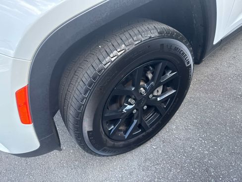 Used 2025 Jeep Grand Cherokee Altitude image 3