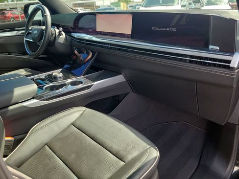 Certified 2025 Cadillac Escalade Sport AWD/4WD image 30
