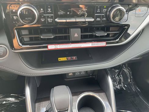 New 2025 Toyota Highlander Platinum image 41