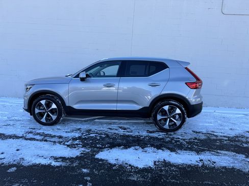 Used 2024 Volvo XC40 B5 Plus image 2
