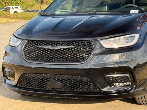 Used 2025 Chrysler Pacifica Limited image 10