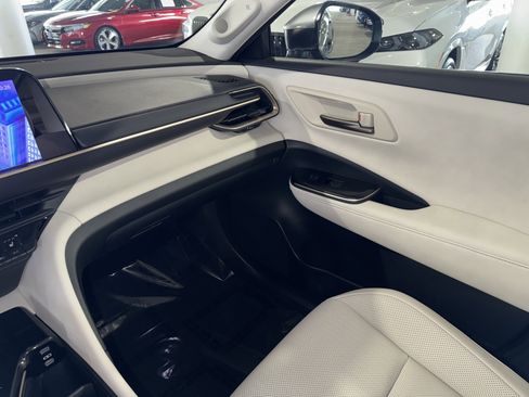 Used 2025 Toyota Crown Limited image 29