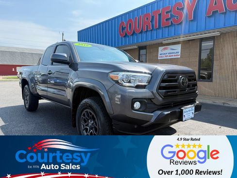 Used 2018 Toyota Tacoma SR5 RWD image 1