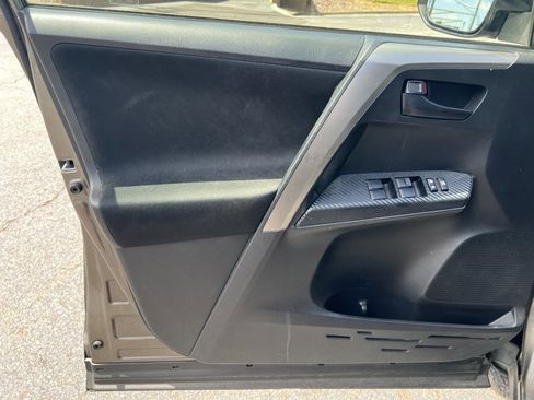 Used 2015 Toyota RAV4 LE FWD image 4