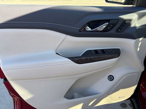 Used 2022 GMC Acadia Denali w/ Denali Technology Package image 16