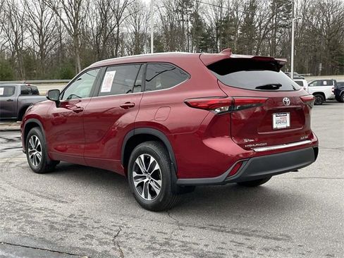 Used 2020 Toyota Highlander XLE image 3