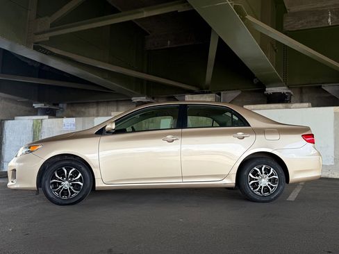 Used 2011 Toyota Corolla LE image 4