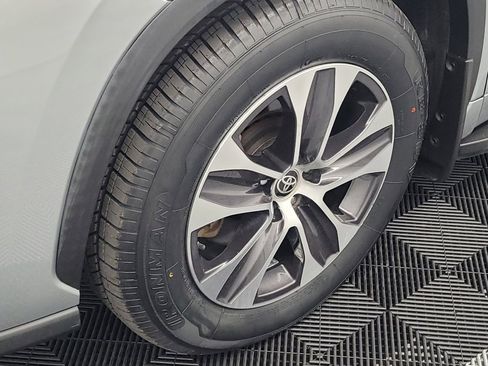 Used 2021 Toyota Highlander XLE image 31