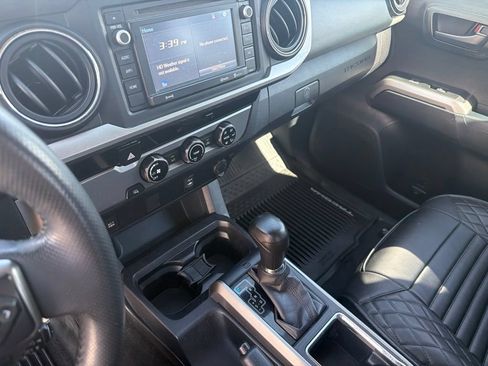 Used 2017 Toyota Tacoma SR5 w/ Tow Package RWD image 18