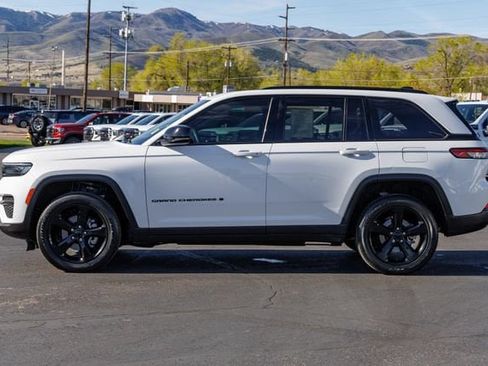Used 2023 Jeep Grand Cherokee Altitude AWD/4WD image 3