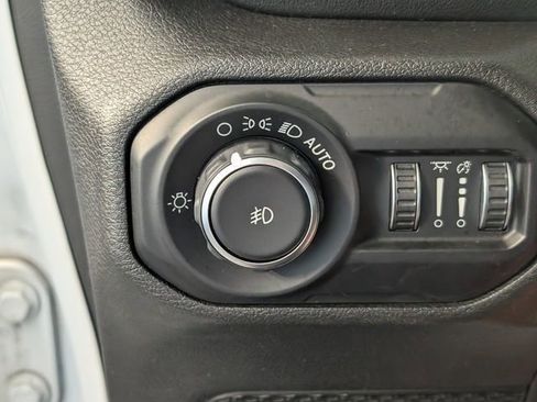 Used 2018 Jeep Wrangler Unlimited Sahara image 25