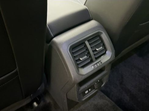 Used 2024 Volkswagen Tiguan SE image 24