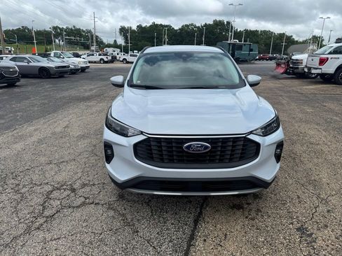 Used 2025 Ford Escape SE FWD image 2