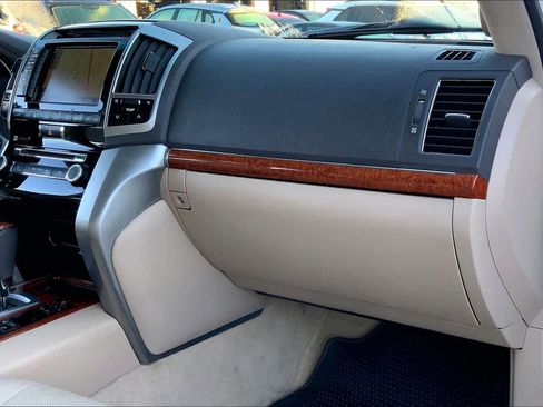 Used 2015 Toyota Land Cruiser image 19
