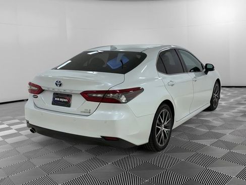 Used 2022 Toyota Camry XLE w/ Navigation Upgrade Package FWD image 5