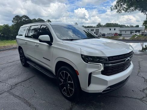Used 2022 Chevrolet Suburban RST w/ Luxury Package RWD image 16