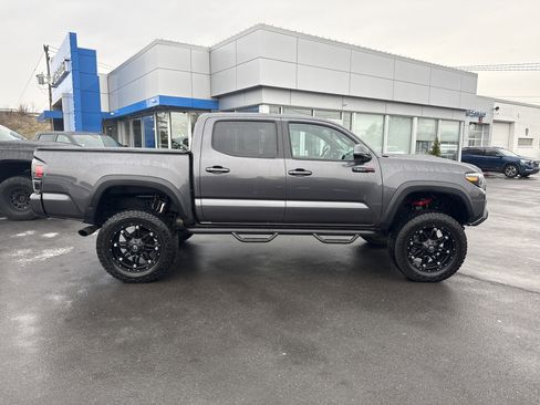 Used 2020 Toyota Tacoma TRD Pro image 2