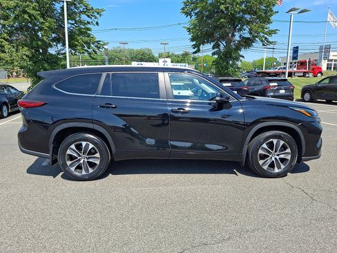 Certified 2023 Toyota Highlander XLE AWD/4WD image 7