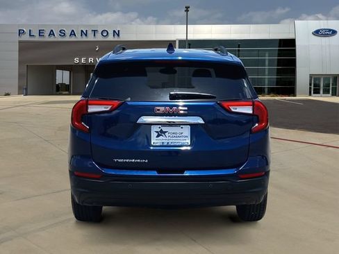 Used 2022 GMC Terrain SLE w/ Driver Convenience Package FWD image 4