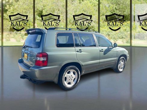 Used 2005 Toyota Highlander 4WD V6 w/ 3rd Row image 5