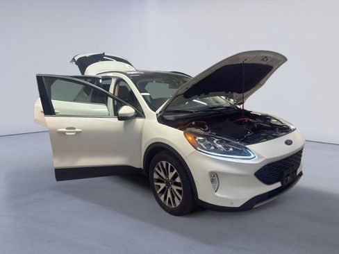 Used 2020 Ford Escape Titanium image 14