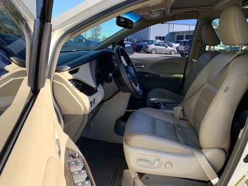 Used 2015 Toyota Sienna XLE image 25