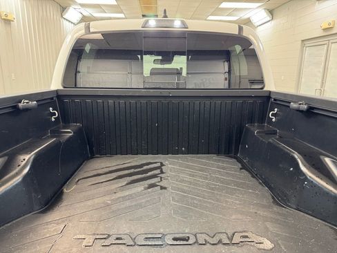 Used 2022 Toyota Tacoma TRD Off-Road image 21