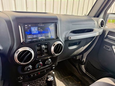 Used 2017 Jeep Wrangler Unlimited Sahara AWD/4WD image 19