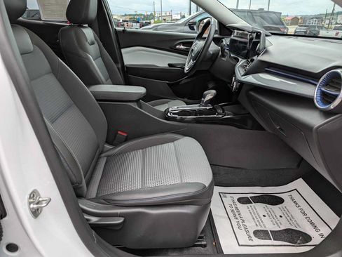Used 2024 Chevrolet Trax LT w/ Sunroof Package FWD image 41