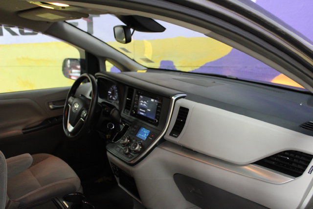 Used 2019 Toyota Sienna LE FWD image 12