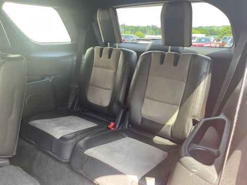 Used 2017 Ford Explorer XLT w/ Equipment Group 202A FWD image 29