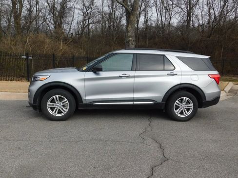 Used 2023 Ford Explorer XLT image 2