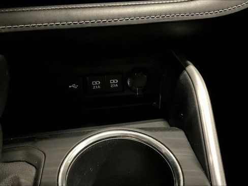 Used 2021 Toyota Highlander XLE AWD/4WD image 16