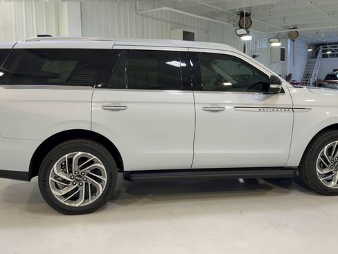 New 2026 Lincoln Navigator Premiere AWD/4WD image 2