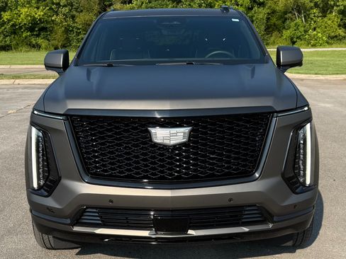 Used 2025 Cadillac Escalade ESV Premium Luxury w/ LPO, Radiant Package AWD/4WD image 5