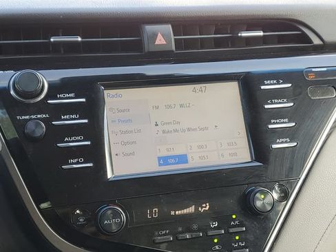 Used 2018 Toyota Camry XLE FWD image 19